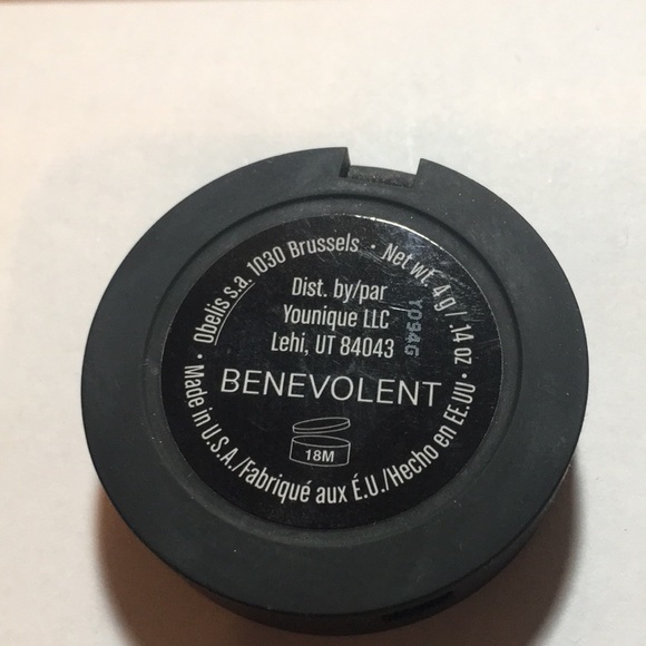 Younique Powder Luminizer * Benevolent* - Picture 3 of 3